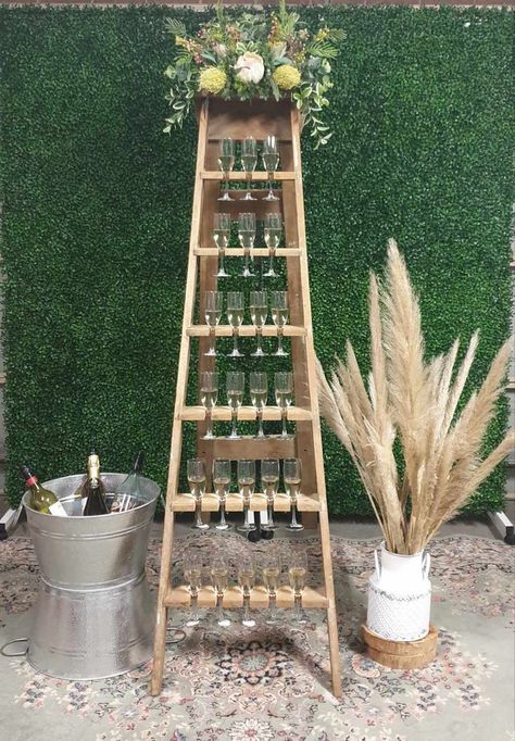 Champagne Ladder Wedding, Wedding Hire Ideas, Rustic Champagne Wall, Champagne Wall Wedding Diy, How To Make A Champagne Wall Diy, Champagne Wall Diy, Drink Wall Wedding, Inauguration Decoration Ideas, Drink Station Ideas Party