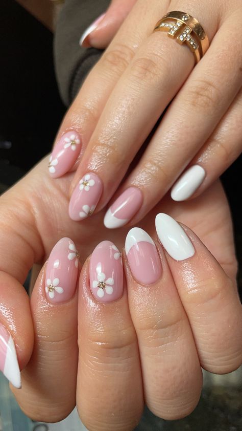 Red And White Nails Flowers, White French Tip With Flowers, French Nails With Flowers, French Tip With Flowers, Nail Art Bleu, Kiss Press On Nails, Blossom Wedding, White French Tip, Heart Nail Art