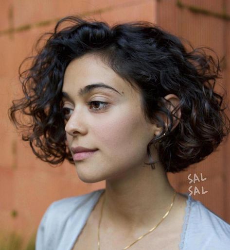 Jaw-Length Curly Messy Bob #shortcurlyhair Kręcony Bob, Curled Bob, Brunette Bob, Bob Haircut Curly, Wavy Bob Hairstyles, Short Curly Haircuts, Short Curly Bob, Naturally Curly Bob, Curly Bob Hairstyles