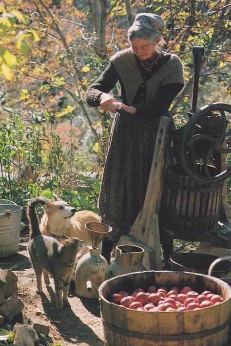 Finding Tasha Tudor – UpCountry Magazine Vermont Farms, Tasha Tudor, Marjolein Bastin, Tudor House, Tableau Art, Old Woman, 인물 사진, Tim Burton, Buckets