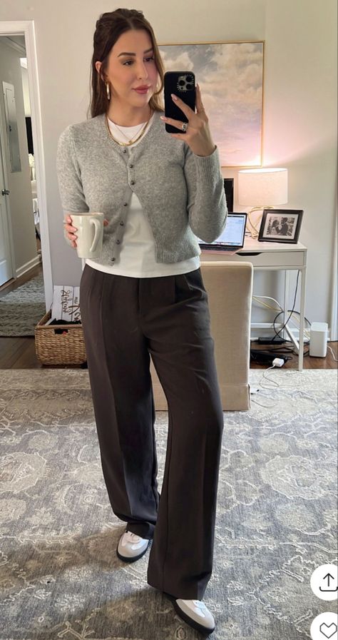 Short Grey Cardigan Outfit, Button Cardigan Outfit, Short Cardigan Outfit, Grey Cardigan Outfit, Cardigan Outfit Work, Cardigan Outfit Spring, Outfits With Grey Cardigan, Outfit Work, Capsule Wardrobe Outfits