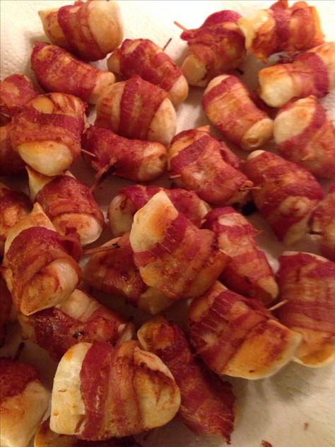 Bacon wrapped perogies. Bite size Cheemo, use frozen. Cut a pack of bacon in half and wrap each perogy in a 1/2 strip of bacon. Bake at 450F on parchment lined baking sheet. Turn over half way and bake until bacon is cooked. About 20-30 minutes. Serve with chive and dill sour cream. Epicure's 3 onion and lemon dilly dips work great with the sour cream. Bacon Wrapped Perogies, Ukraine Dishes, Indian Appetizer Recipes, Bacon Recipes Appetizers, Bite Size Snacks, Ukrainian Recipes, Filling Food, Super Bowl Food, Bacon Recipes