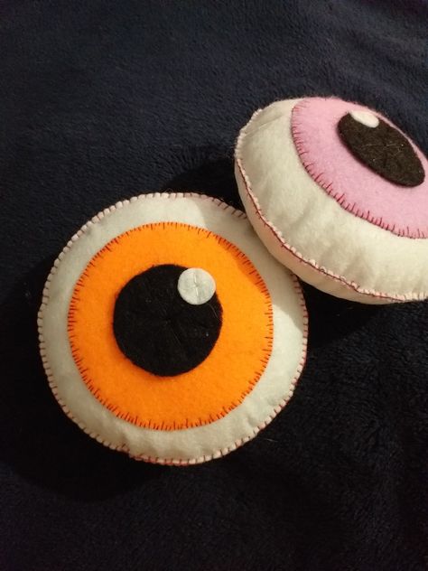 Creepy Sewing Projects, Cute Felt Sewing Ideas, Felt Hand Sewing Projects, Goth Felt Crafts, Felt Sewing Ideas, Easy Felt Crafts For Kids, Eyeball Embroidery, Eyeball Pillow, Diy Felt Crafts