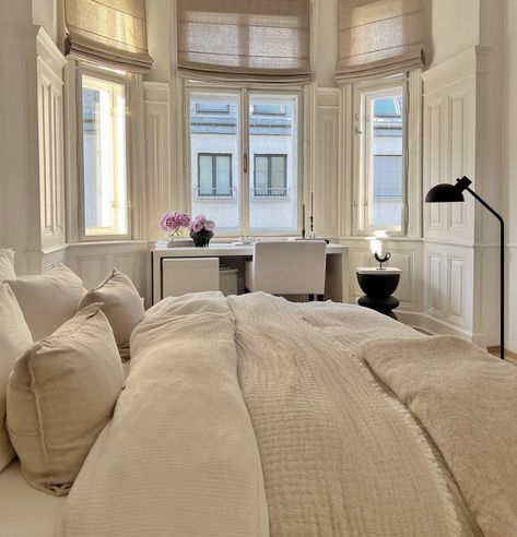 New York Townhouse Bedroom, Charlotte York Bedroom, Bedroom Mansion, Townhouse Bedroom, London Townhouse Interior, City Bedroom, Summer Room Decor, Classy Rooms, Nyc Townhouse