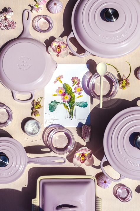 Simplicity is its own statement. Drawing from the shallot's delicacy, our new colour is a testament to the strength of subtlety. Purple Table Settings, Le Crueset, Le Creuset Colors, Instagram Branding Design, Le Creuset Cookware, Eco Friendly Kitchen, Cute Home Decor, Cute Kitchen, Girl House