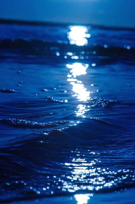 Image Bleu, Blue Aesthetic Dark, Ocean At Night, Cute Blue Wallpaper, Water Aesthetic, Seascape Photography, Coastal Prints, Ocean Print, Aesthetic Images