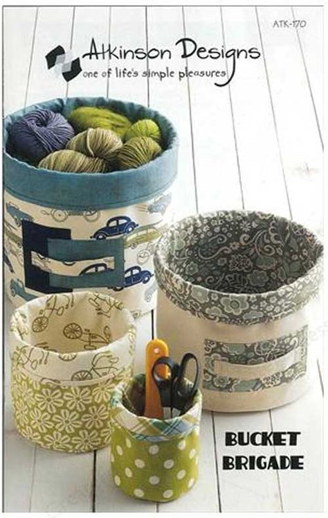 Make your own small bucket-like storage containers out of fabric. Now your storage can compliment your home's decor because you can choose fabrics in just Bucket Brigade, Beginner Sewing Projects Easy, Fabric Boxes, Leftover Fabric, Knitting And Crochet, Fabric Baskets, Sewing Projects For Beginners, Love Sewing, Fabric Storage