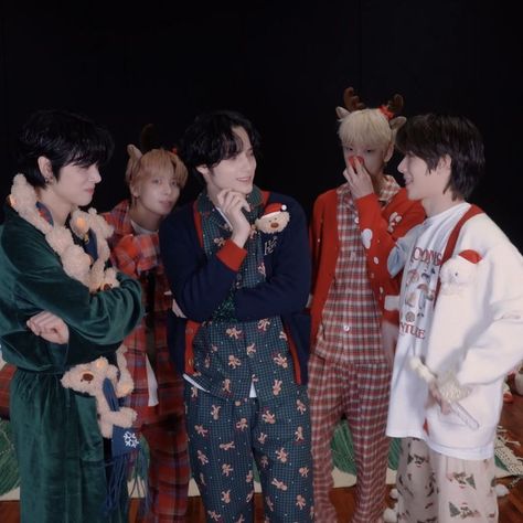 Txt Christmas, Txt Ot5, Hate Christmas, Kpop Iphone Wallpaper, Christmas Apps, Merry Happy, Christmas Icons, Christmas Wallpaper, Christmas Photos