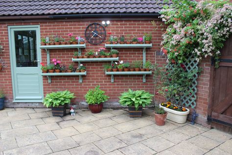 Garden Wall Shelves, Wall Shelves For Plants, Vertical Landscaping, Shelves On Wall, Shelves For Plants, Brick Wall Gardens, Shelves Decoration, Garden Shelf, Diy Gutters