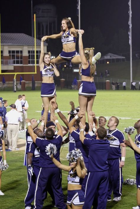 Easy Cheer Stunts, Cheer Pyramids, Cheer Moves, Cool Cheer Stunts, Cheerleading Workouts, Cheer Dance Routines, Cheer Team Pictures, Sideline Cheer, Youth Cheer