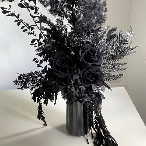 All Black Wedding Flowers, All Black Bouquet, Black Flower Centerpieces Wedding, Black Dried Flower Arrangement, Black Flower Centerpieces, Goth Flower Arrangements, Gothic Floral Arrangements, Dark Flower Arrangements, Black Centerpieces Wedding