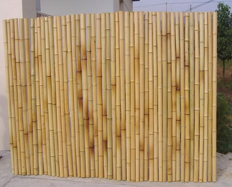 How To Build A Bamboo Fence How To Build A Bamboo Fence This robust and Eco-friendly bamboo fencing screening will make a perfect practical addition to your garden. It is popular as a Bamboo Projects, Bamboo Garden Fences, Bamboo Fencing, Diy Bamboo, Bamboo Diy, Fence Plants, Bamboo Trellis, Bamboo Decor, Types Of Fences