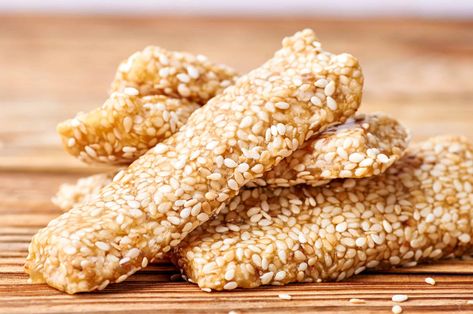 Greek Honey Sesame bars (Pasteli recipe) Sesame Seed Bars, Sesame Bars, Sopas Light, Greek Easter Bread, Sesame Seeds Recipes, Honey Puffs, Greek Yogurt Cake, Greek Diet, Seed Bars