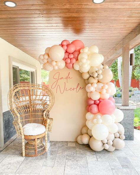 Baby Shower Backdrop 💕 Swipe left to see final look and mom-to-be ✨ Our client added the butterflies and baby breath. Fun fact: this is our most requested backdrop which consist of one chiara wall with an 8-10ft long garland. It can be customized with signage and painted any color. To get a quote please fill out our inquiry form on our website, or send us an email including your event details at info@luxanballoons.com Baby Shower Mom Chair, Baby Shower Picture Backdrop, Girl Baby Shower Backdrop, Baby Shower Photo Backdrop, Balloon Bar, Enchanted Forest Baby Shower, Party Balloons Diy, Picture Backdrop, Baby Shower Pictures