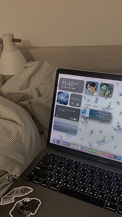 Aesthetic Desktop Homescreen, Mac Home Screen Aesthetic, Computer Homescreen Aesthetic, Macos Sonoma Aesthetic, Blue Laptop Aesthetic, Mac Book Wallpaper Aesthetic Blue, Macbook Wallpaper Aesthetic Kpop, Mac Desktop Ideas, Laptop Blue Aesthetic