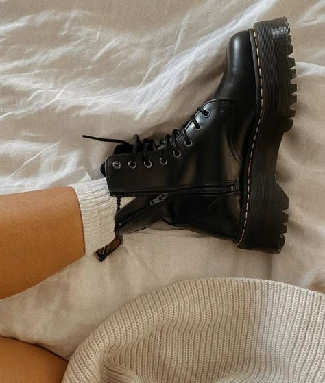 Combat Boots Aesthetic, Black Biker Boots, Dr Martens Outfit, Doc Martens Outfit, Heels Aesthetic, Dr Martens Boots, Aesthetic Shoes, Biker Boots, Boots Fall