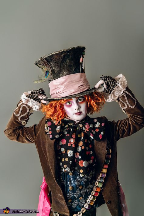 Madhatters Costume Diy, Aesthetic Mad Hatter Costume, Mad Hatter Outfit Ideas, Alice In Wonderland Caterpillar Costume Diy, Mad Hatter Cosplay Female Diy, Mad Hatter Costume Female, Mad Hatter Diy Costume, Madd Hatter Costume, Madd Hatter Makeup