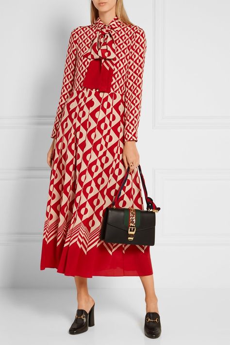 Gucci Printed Silk Crepe de Chine Maxi Dress Gucci Dress Outfit, Mother Of Bride Outfits, Outfits 2016, Gucci Dress, Tie Neck Dress, Mod Fashion, Diva Fashion, Printed Silk, Gucci Mules