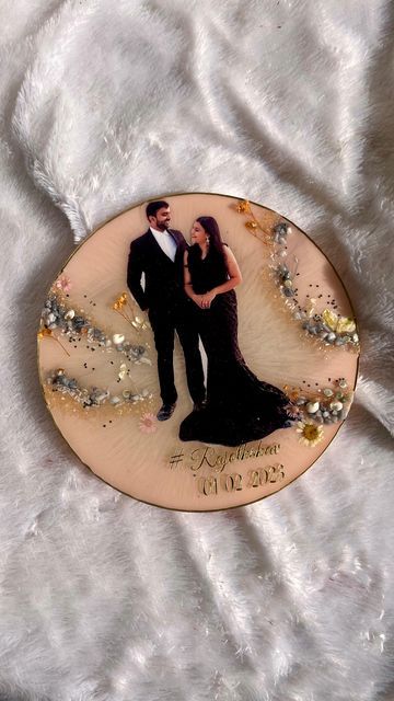 Wedding Resin Frame, Diy Resin Wedding Gifts, Resin Art Photo Frame For Couple, Wedding Resin Art, Photo Resin Art, Resin Frame Ideas, Resin Photo Frame Ideas, Resin Wedding Gifts, Resin Art Photo Frame