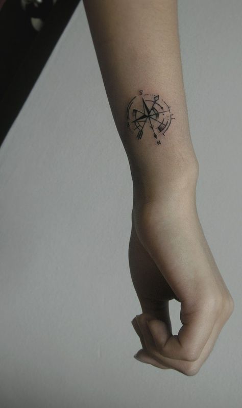 Small Compass Tattoo, Compass Tattoo Design, Small Forearm Tattoos, Map Tattoos, Tattoo Zeichnungen, Cute Tattoos For Women, Trendy Tattoos, Forearm Tattoos, Rose Tattoos