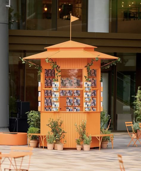 The Hermès pop-up Le Monde d’Hermès kiosk, has been spotted at Azabudai Hills Central Square in Tokyo, Japan, on May 23-26. This kiosk gives a glimpse into the creative and diverse world of Hermès while catching the eyes of the public with its vibrant orange. However, this isn’t the first time we have seen the Le Monde d’Hermès kiosk. 

#Hermes #Hermeskiosk #LeMondedHermes #LuxuryBrands Game Kiosk, Environment Pictures, Event Booth Design, Event Booth, Paris Store, Brand Pop, Kiosk Design, Central Square, Wood Card