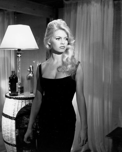 Modern Old Hollywood Glamour, 60s Femme Fatale, 50s Hollywood Aesthetic, Bridget Bardot Fashion, Brigitte Bardot Aesthetic, Old Hollywood Photoshoot, Old Money Glamour, Vintage 60s Aesthetic, 60s Glam