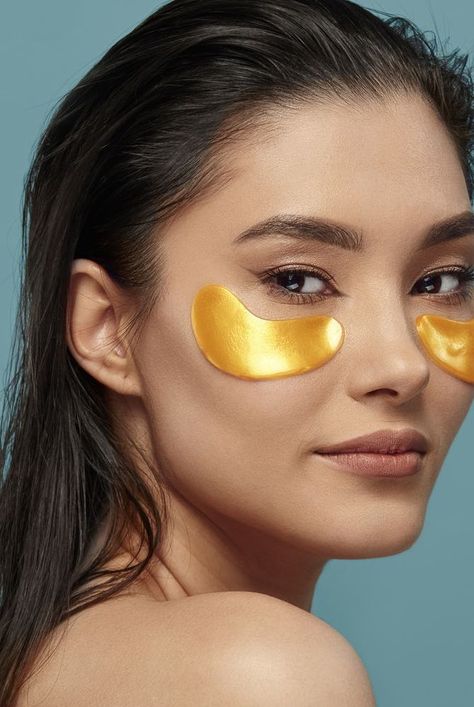 Dermatologists explain the benefits of using under eye patches, how to use under eye patches, and the best under eye patches to try from brands like Wander Beauty, Pixi Beauty, Peter Thomas Roth, and more. #beautyhacks #beautytips #makeuphacks #realsimple #skincare #eyepatches Best Under Eye Patches, Holding Product, Olivia Dean, Under Eye Patches, Lip Patch, Pixi Beauty, Work Pictures, Wander Beauty, Best Serum