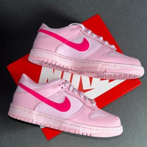 Dunk low triple pink Nike Dunk Low Triple Pink, Pink Nike Shoes, Pretty Sneakers, Back To School Shoes, Preppy Shoes, Pretty Shoes Sneakers, Jordan Shoes Retro, All Nike Shoes, Women Nike