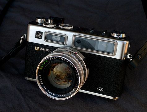 Yashica Electro 35, Fotocamere Vintage, Antique Cameras, Classic Camera, The Count, Camera Gear, Film Cameras, Photography Equipment, Vintage Cameras