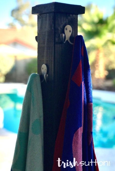 DIY Outdoor Pool Towel Dry Rack | Beach Towel Holder TrishSutton.com Outdoor Towel Rack Ideas, Diy Outdoor Pool, Pool Towel Rack Diy, Diy Towel Holder, Towel Rack Ideas, Pool Towel Hooks, Pool Towel Storage, Beach Towel Storage, Beach Towel Rack