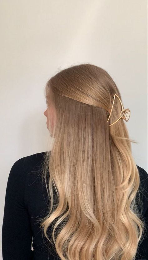 Honey Blonde Hair, Blonde Hair Inspiration, Blonde Hair Looks, Hair Stylies, Long Blonde, Easy Hairstyles For Long Hair, Long Blonde Hair, Hair Inspo Color, Aesthetic Hair