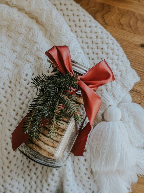 ON THE BLOG: Homemade Gifts For Everyone on Your List Mason Jar Gift Wrapping Ideas, Mason Jar Wrapping Ideas, Diy Vanilla Extract Christmas Gift, Bulk Gift Ideas Christmas, How To Wrap A Mason Jar Gift, Homemade Baskets Gifts, Homemade Christmas Hamper Ideas, Homemade New Years Gifts, New Year Giveaways Ideas