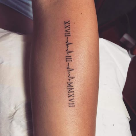 Tattoo d'une date de naissance en romain version rythme cardiaque - Lalite Ink Band Tattoo For Women, Son Tattoos, Mother Son Tattoos, Date Tattoos, Creative Dates, Cute Tats, Tattoo For Son, Tattoos Henna, Band Tattoo