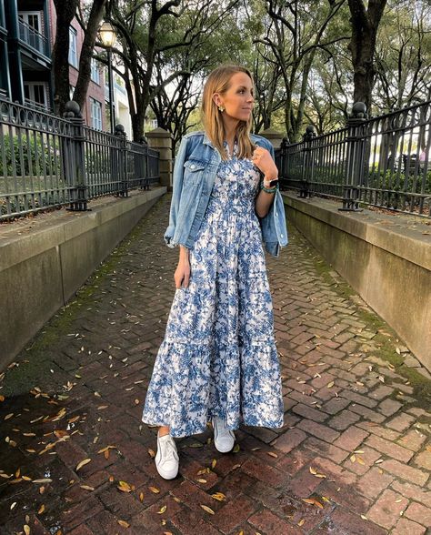 Dresses With Tennis Shoes, Week Of Outfits, Dress And Sneakers Outfit, Fields Of Flowers, Chique Outfit, Look Office, Outfit Primavera, Europe Outfits, Easter Sale