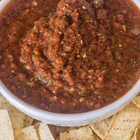 Homemade Chipotle Salsa Recipe - Domestically Speaking Dark Salsa Recipe, Chipotle Salsa Recipe, Chipotle Salsa, Homemade Chipotle, Easy Salsa Recipe, Restaurant Style Salsa, Easy Salsa, Chips And Salsa, Homemade Recipe