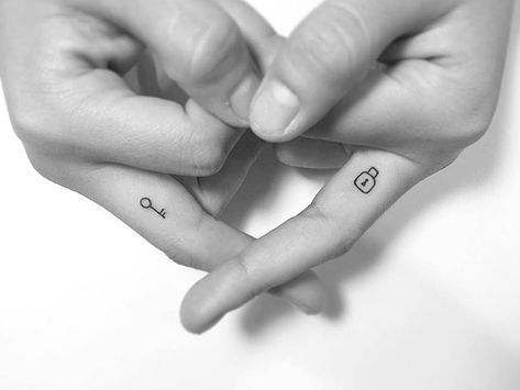 Lock And Key Minimal Finger Tattoos Small Key Tattoos, Key Tattoo Designs, Finger Tattoos For Couples, Cute Couple Tattoos, Small Finger Tattoos, Couple Tattoos Unique, Key Tattoos, Key Tattoo, Tattoos Geometric