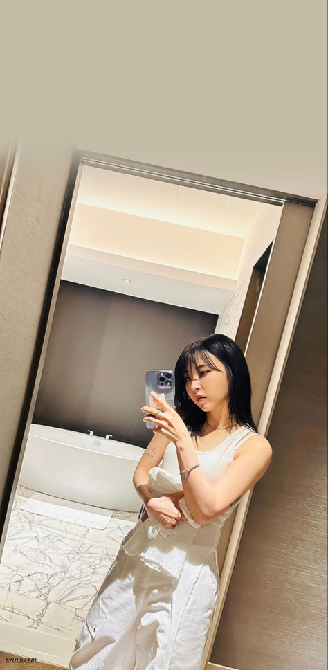 wallpapers ; aesthetic ; mamamoo ; moonbyul ; moon byulyi ; moonbyulE ; kpop edit Moonbyul Mirror Selfie, Moonbyul Gf Material, Moonbyul Girlfriend Material, Mirror Kpop, Moonbyul Aesthetic, Mamamoo Fashion, Moonbyul Wallpaper, Moon Byul, My Celebrity Crush