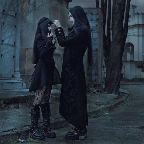 Gothic Hairstyle, Goth Couples, Gothic Mode, Goth Guys, Vampire Goth, Unique Looks, Gothic Vampire, Me N Who, Romantic Goth