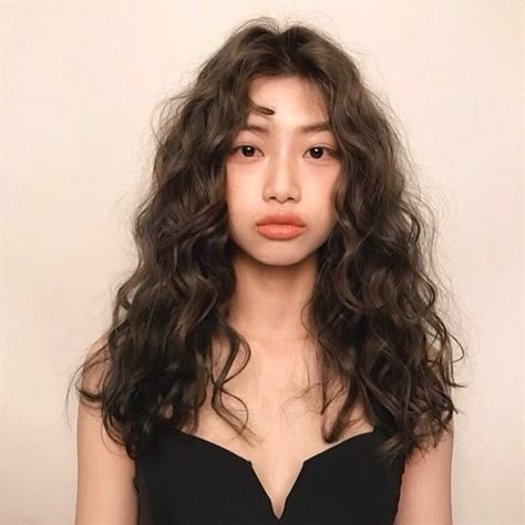 Korean Curly Perm, Romantic Wavy Hair, Face Framing Layers Wavy Hair, Perm Inspiration, Pelo Ondulado Natural, Japanese Perm, Curly Asian Hair, Perm Ideas, Serena Motola