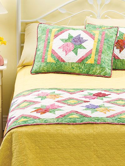 Quilting - Bed Quilt Patterns - Runner Patterns - Tulip Twist Bed Runner & Shams Quilted Bed Runners, Bed Runners Ideas, Bed Quilt Patterns, Quilt Runners, Colchas Quilting, Quilts Patchwork, Quilted Bed, Bed Runners, Bed Scarf