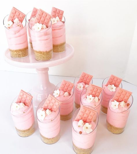 PINK cheesecakes cups | #sugarcrushsweets #minidesserts #dessertcups #pink #cheesecak #desserttable #mini #edibleart #pinkcheesecake #sweetstable #birthdaydessert #birthdaydessert Pink Cheesecake, Dessert Shooters, Mini Dessert Cups, Pink Desserts, Cheesecake Cups, Shower Desserts, Dessert Party, Birthday Desserts, Small Desserts