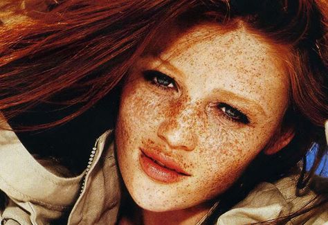 Cintia Dicker 2000s Models, Cintia Dicker, Hair Color For Fair Skin, Fair Skin Makeup, Redhead Makeup, Best Bronzer, Beautiful Freckles, Freckle Face, Anja Rubik