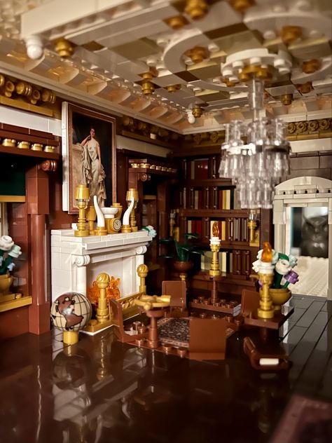 Lego librabry in english country house. The age of the house party re lived in Legos 🥰 Lego Dining Room, Lego Mansion, Lego Western, Lego Library, Lego Creative, Lego House, English Country House, Lego Ideas, House Party