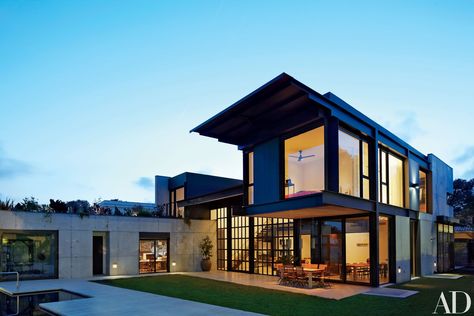 The rear façade at dusk. Industrial Style House, Olson Kundig, Roofing Tiles, Industrial Style Home, Live Work Space, A Modern House, Interior Design Minimalist, Contemporary Exterior, Roof Architecture