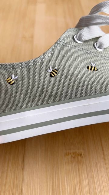 Easy Embroidery Ideas, Upcycle Shoes, Embroidery Sneakers, Converse Embroidery, Bee Shoes, Clothes Embroidery Diy, Learning To Embroider, Bee Embroidery, Beadwork Embroidery