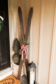 Wooden Skis Decor, Ski Christmas Decor, Winter Decor Diy, Farmhouse Fence, Ski Decor, Fence Slats, Winter Decorations Diy, Cabin Christmas, Christmas Decorations Diy Outdoor