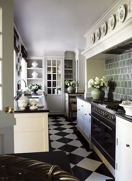 Farrow And Ball Kitchen, Checkered Floor, Galley Kitchens, French Country Kitchens, English Kitchens, Casa Container, Galley Kitchen, Kitchen Cabinet Colors, Classic Kitchens