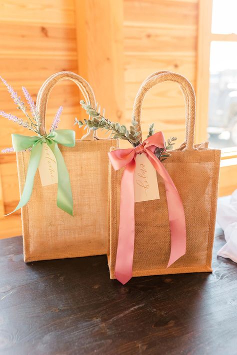 Hotel Welcome Bags, Diwali Gift Hampers, Wedding Welcome Gifts, Sac Tote Bag, Decorated Gift Bags, Bridal Gift Wrapping Ideas, Wedding Hotel, Welcome Bag, Wedding Gifts Packaging