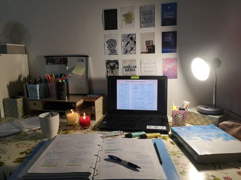 Law Student Desk Setup, Law School Desk, Sophia Vibes, Study Vibe, Study Pics, Studying Stationary, Notes Inspo, Desk Tour, Messy Desk