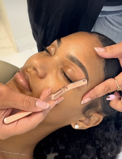 Brow Tint Black Women, Laminated Eyebrows Black Women, Feminine Eyebrows, Pretty Eyebrows, Clean Brows, Eyebrow Maintenance, Brow Maintenance, Brows Done, Eyebrow Tint